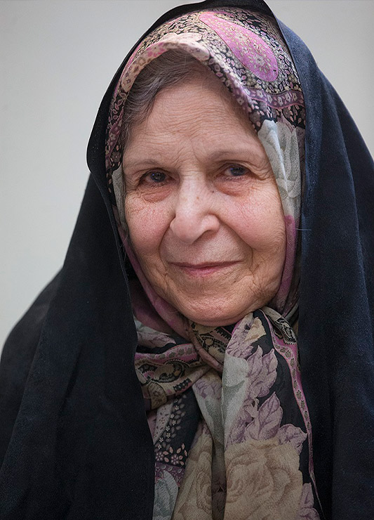 <strong>خانم سیمیندخت وحیدی</strong>