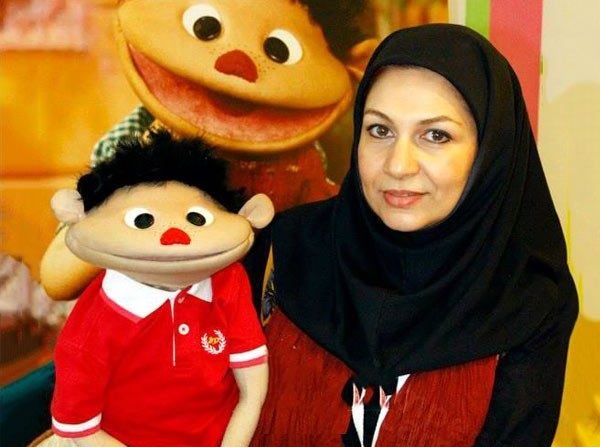 نگار استخر در کنار عروسک سنجد