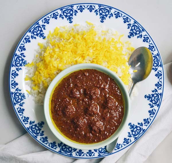 <strong>خورش فسنجان با گوشت چرخ کرده که به همراه برنج سرو می شود.</strong>