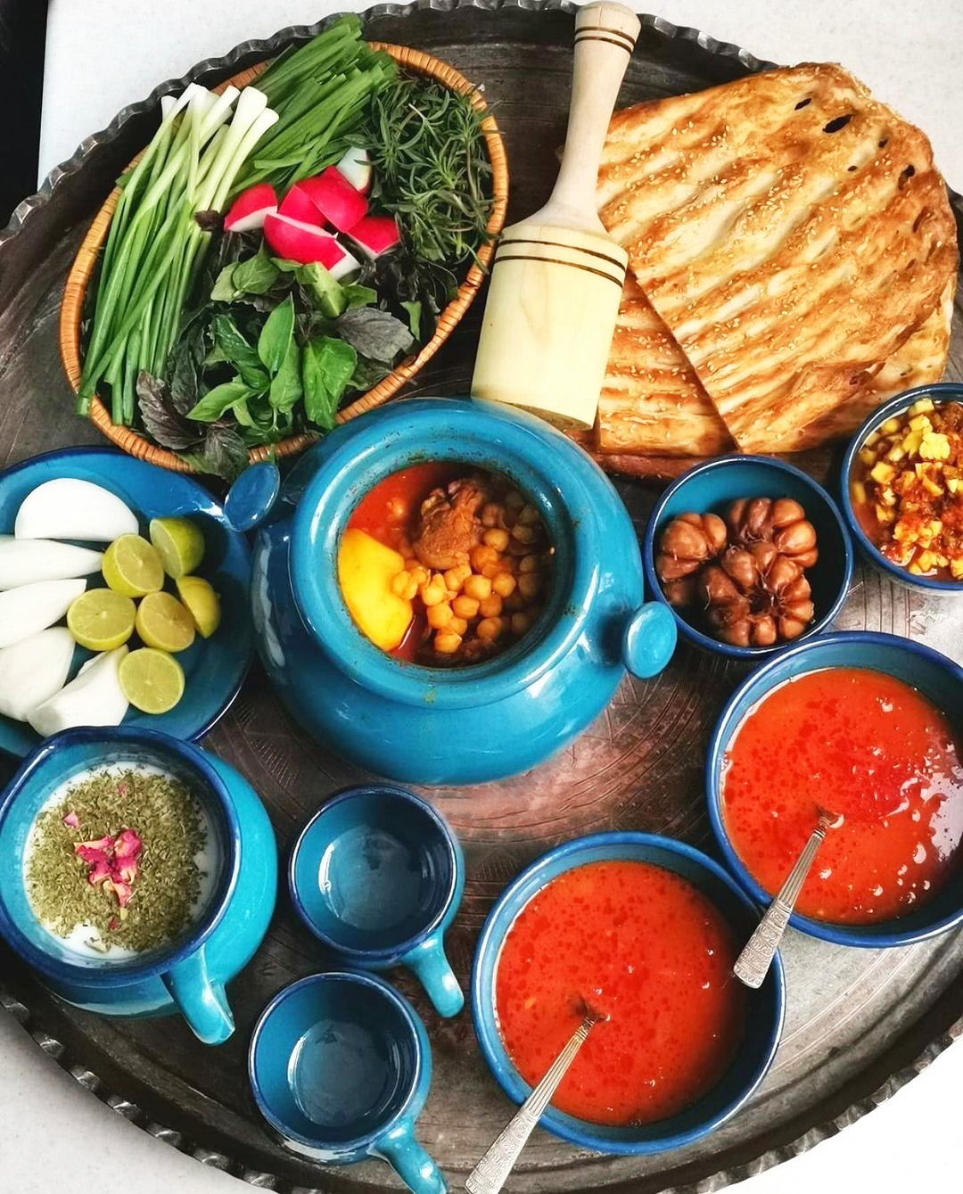 دیزی با ظروف سفالی