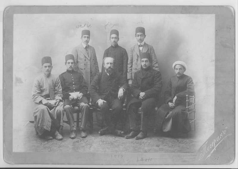 تصویری از معلم شیمی دارالفنون در کنار شاگردانش