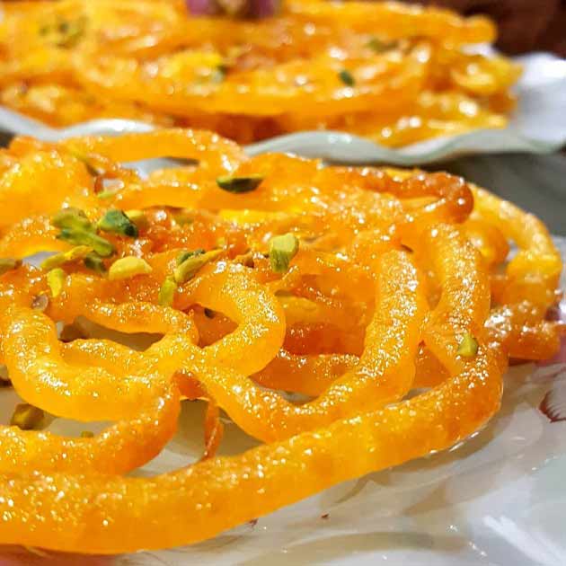 زولبیا با تزیین پودر پسته