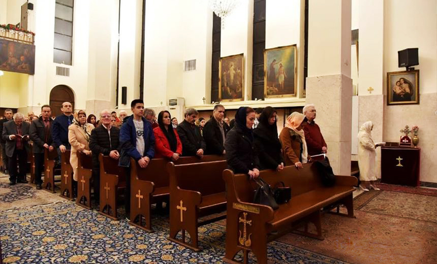 <strong>مسیحی‌ها در حال عبادت در کلیسای سارکیس مقدس، تهران</strong>