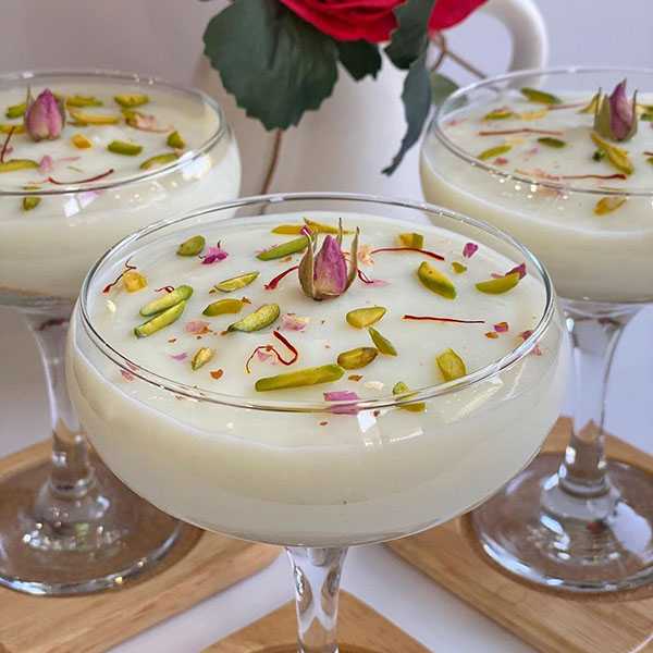 دسر مهلبیه یا محلبی با تزیین خلال پسته و گل محمدی