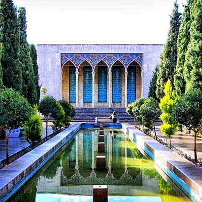 <strong>آرامگاه صائب تبریزی در اصفهان</strong>