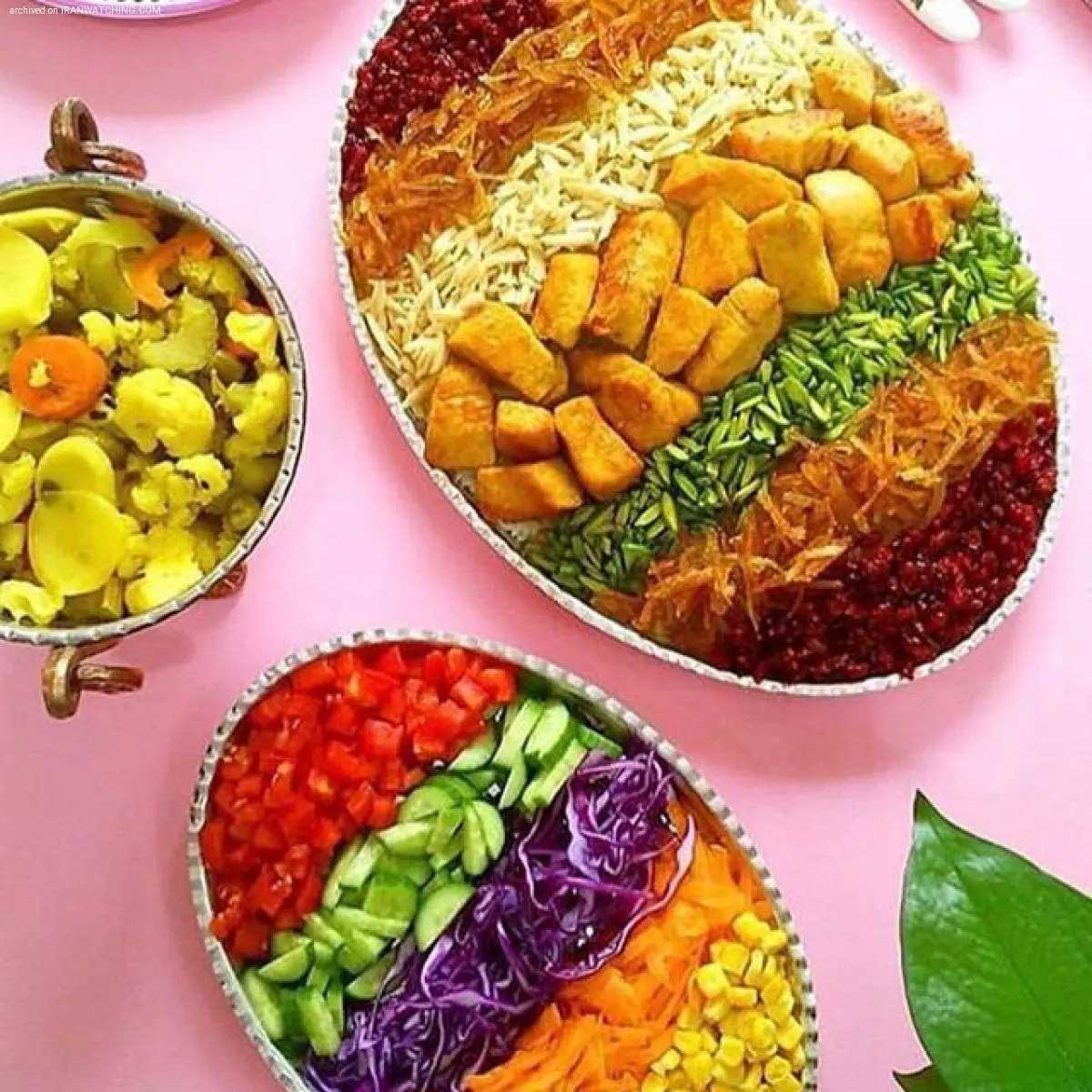 شیرین پلو به همراه سالاد و ترشی