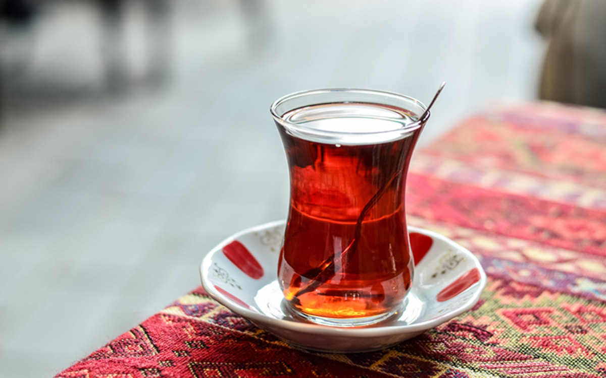 <strong>چای دم کشیده در استکان و نعلبکی</strong>