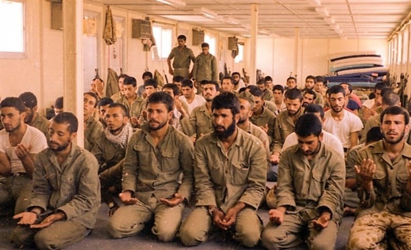 <strong>تصویری از عملیات فرمانده کل قوا - نماز جماعت در دارخوین</strong>