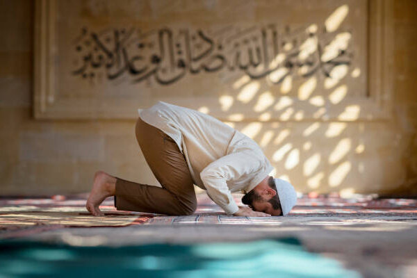 نماز گزار در حال خواندن غفیله
