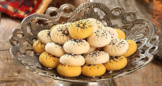 نان برنجی ساده و زعفرانی با تزیین خرفه