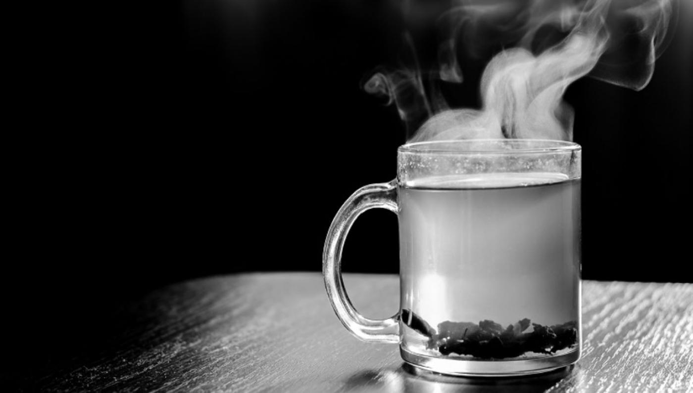 آب لیوان در حال بخار شدن و تبدیل شدن به حالت گاز