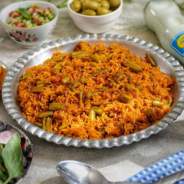 لوبیا پلو به همراه سالاد شیرازی، زیتون و دوغ