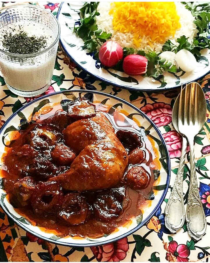 خورش آلو مرغ به همراه برنج و دوغ