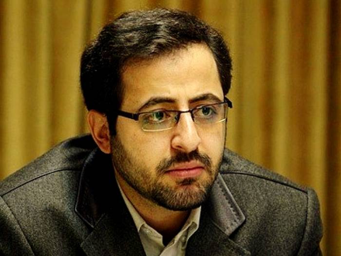 <strong>تصویر فاضل نظری در یک نشست خبری</strong>