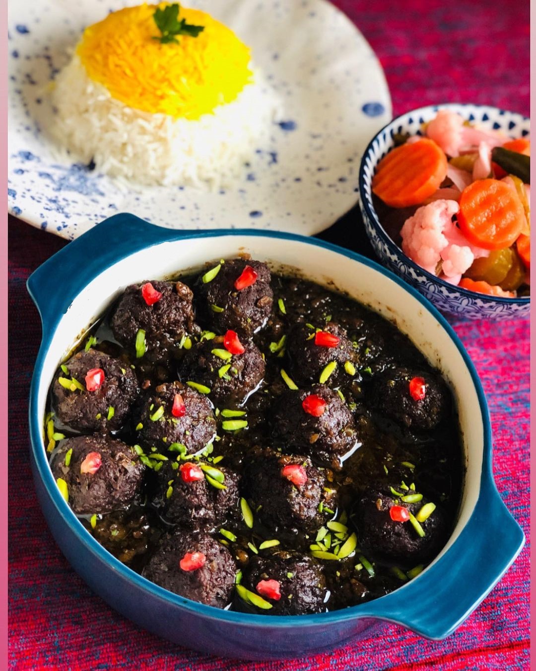 خورش داوود پاشا در کنار برنج و به همراه ترشی کلم