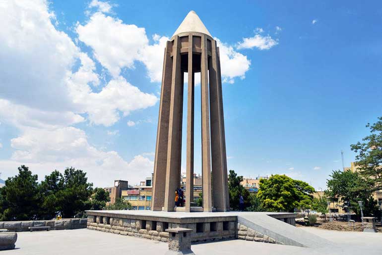 '''تصویر آرامگاه ابن سینا در شهر [[همدان