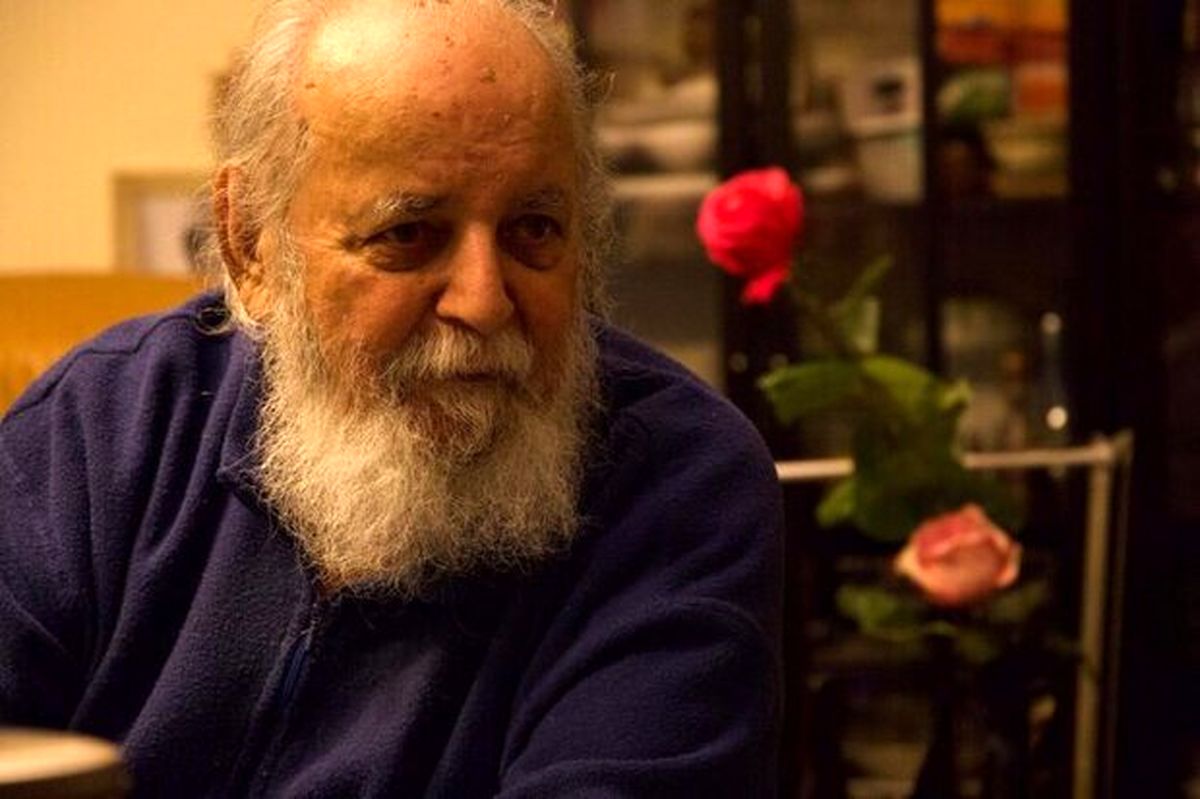 تصویر رنگی هوشنگ ابتهاج در منزل شخصی اش