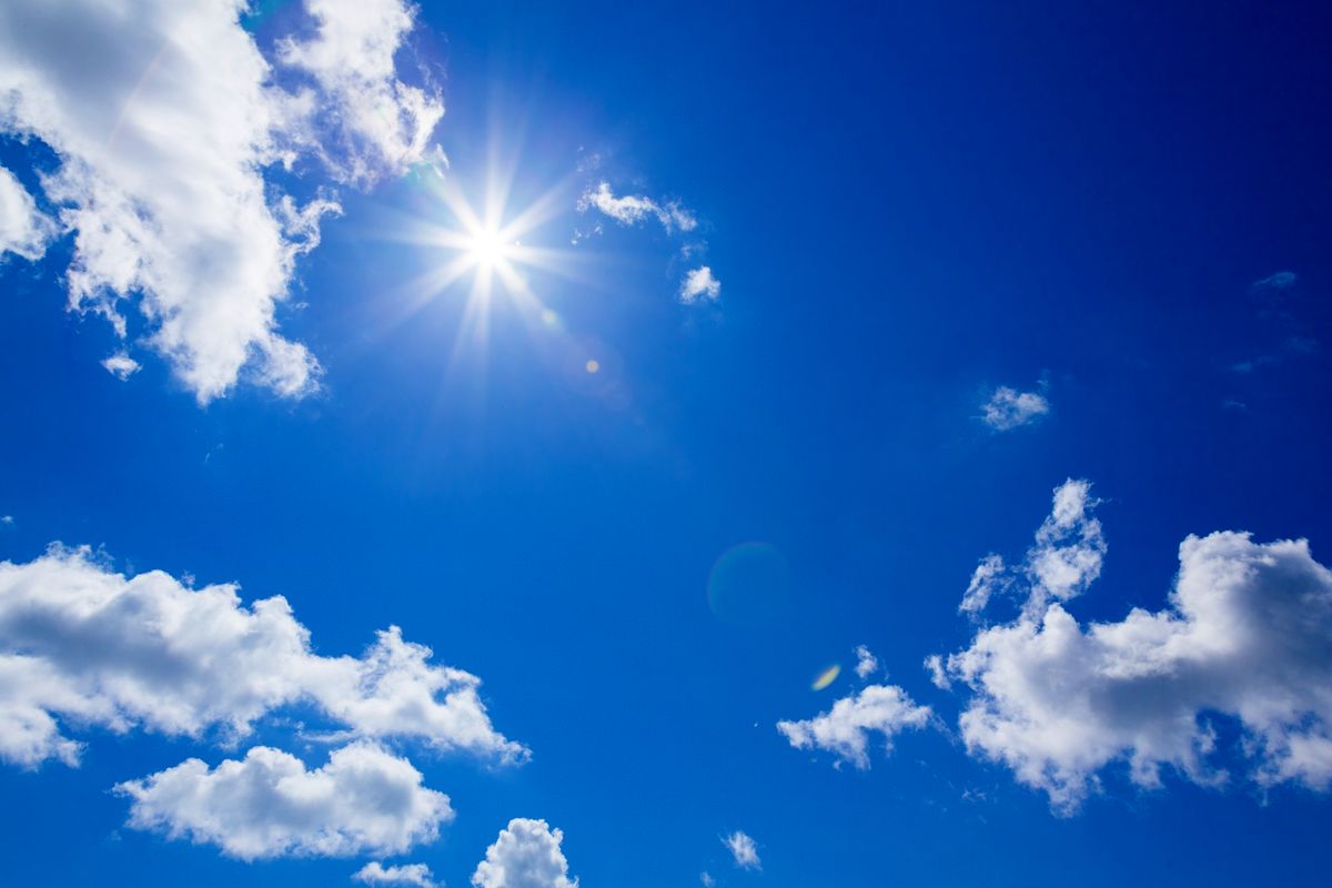 آسمان آبی رنگ با ابر