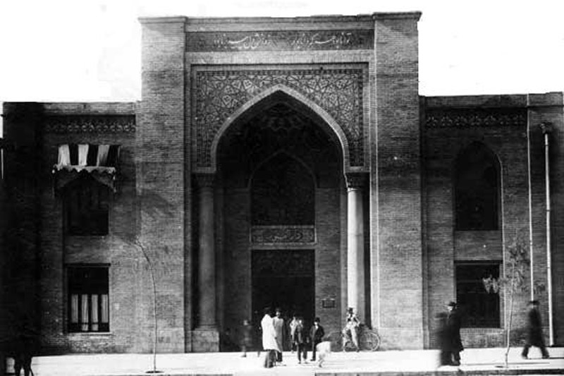 <strong>تصویر قدیمی از سر در مدرسه دارالفنون</strong>