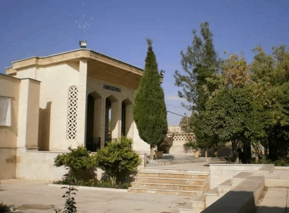 <strong>تصویری از آرامگاه سیبویه در شیراز</strong>