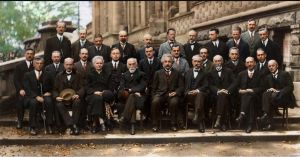 پنجمین کنفرانس سالوی که در اکتبر 1927 / مهر 1306 در بروکسل بلژیک برگزار شد، میزبان بزرگ‌ترین فیزیک‌دانان آن روزگار بود و عکس دسته‌جمعی این گروه، مشهورترین عکس دنیای فیزیک لقب گرفته است.