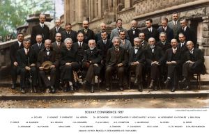 پنجمین کنفرانس سالوی که در اکتبر 1927 / مهر 1306 در بروکسل بلژیک برگزار شد، میزبان بزرگ‌ترین فیزیک‌دانان آن روزگار بود و عکس دسته‌جمعی این گروه، مشهورترین عکس دنیای فیزیک لقب گرفته است.