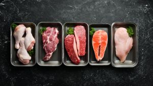 انواع گوشت (به ترتیب از راست به چپ ): بوقلمون، ماهی، گاو، گوسفند، مرغ