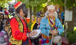 عمو نوروز (سمت راست) و حاجی فیروز (سمت چپ)، نمادهای اصیل ایرانی در دوران نوروز و سال نو