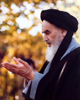 سید روح‌الله موسوی خمینی - امام خمینی در حال قنوت