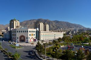 مرکز خرید مهستان در شمال کرج