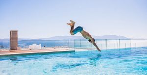 تصویری از یک شناگر درحال شیرجه زدن در استخر سرباز