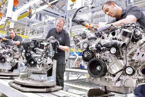 مونتاژ موتور در کارخانه خودروسازی اروپایی