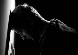 دوری از اجتماع و امایل به تنهایی از نشانه‌های افسردگی
