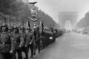 رژه سربازان نازی در خیابانهای پاریس