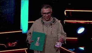 محمدرضا شجاعی طراح صحنه ایرانی؛ برنده سیمرغ بلورین بهترین طراحی صحنه برای فیلم‌های سینمایی «غریب» و «شماره ۱۰» در جشنواره فیلم فجر