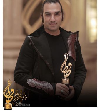 تندیس حافظ بهترین ترانه تیتراژ در دست «رضا یزدانی» برای مجموعه «از یادها رفته»