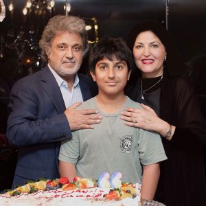 داریوش اقبالی، همسرش (ونوس) و پسرشان (میلاد)