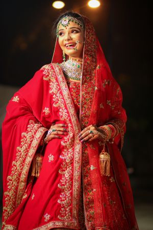 لباس عروسی به رنگ قرمز که در کشور هندوستان مرسوم است