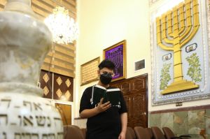 فرد ایرانی یهودی در حال عبادت در کنیسه تهران