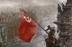 نمونه‌ای از عکاسی مستند - عکس بازسازی شده از لحظه برافراشتن پرچم شوروی پس از فتح برلین در جنگ جهانی دوم