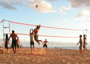 نمایی از زمین و بازیکنان والیبال ساحلی