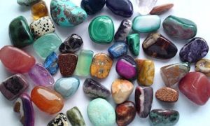 سنگ‌هایی با رنگ‌هایی مختلف