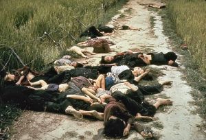 عکسی که توسط رونالد هابرل، عکاس نیروی دریایی ایالات متحده در 16 مارس 1968، پس از کشتار مای لای گرفته شده است که اکثراً زنان و کودکان را در جاده ای کشته شده اند.