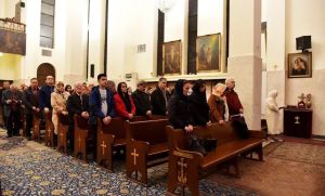 مسیحی‌ها در حال عبادت در کلیسای سارکیس مقدس، تهران
