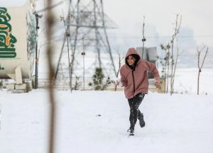 برف بازی یک نوجوان در تهران