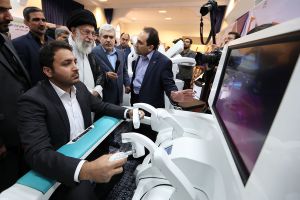 بازدید رهبر ایران از نمایشگاه شرکت‌های دانش‌بنیان و فناوری‌های برتر سال 1389